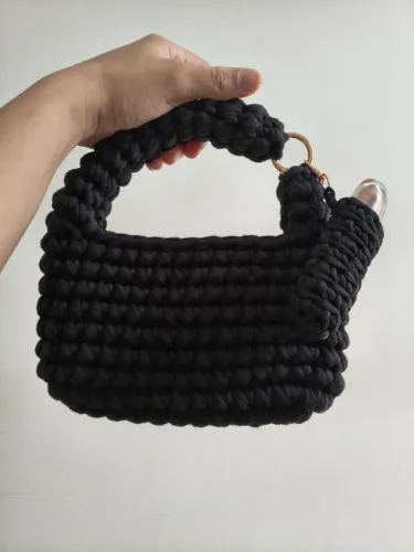 Bolsa de crochê em fio de malha