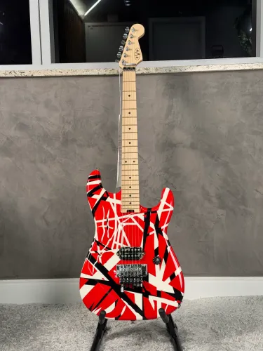 Guitarra EVH Striped Series Red Black and White - 2025