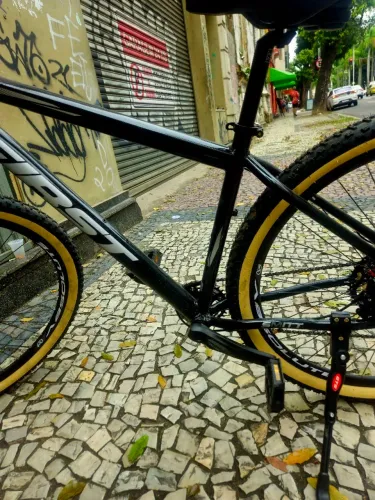 Bike First Aro 29 12v Freios Hidráulicos Susp Trava