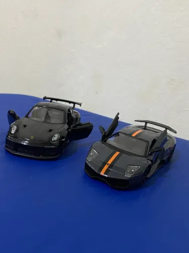 Miniatura Porsche 911 e Lamborghine SVJ