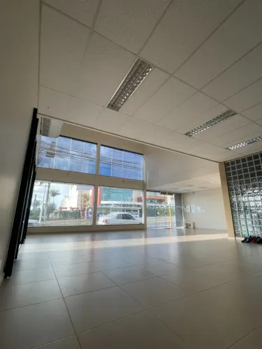 Prédio comercial em frente ao Boulevard Shopping em Bauru-SP.