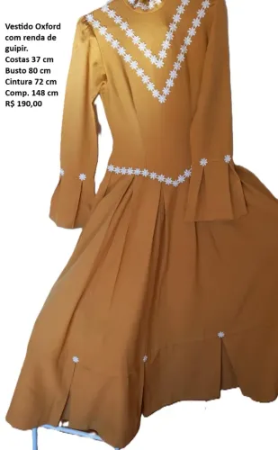 Vestido de prenda Oxford mostarda com renda de guipir branca