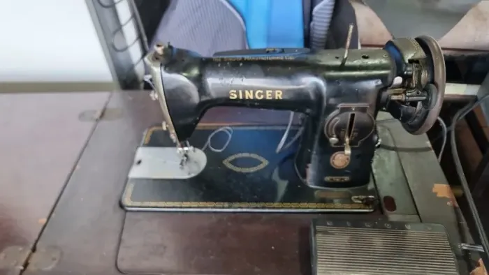 Maquina de costura Singer com motor e gabinete bem conservada funcionando 100%
