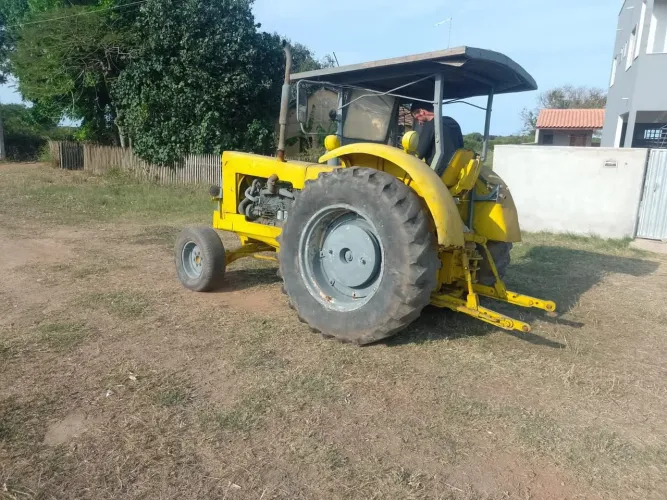 Vende-se trator CBT 1105