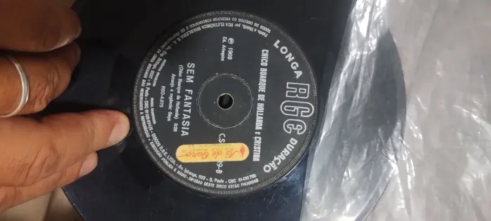 Vendo pasta com 18 LPs compactos