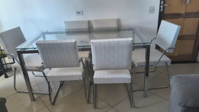 Mesa de vidro com 6 cadeiras