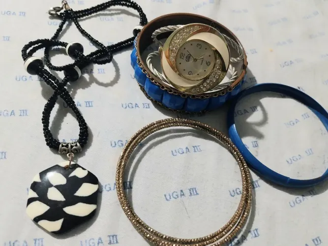 Kti relógio feminino, mas colar é pulseira 