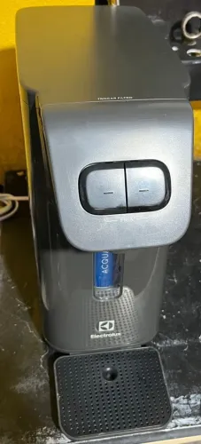 Purificador de água Electrolux funcionando perfeitamente água natural e gelada