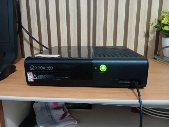 Xbox 360 modelo slim sem desbloqueio acompanha controle fonte e cabos sem leitor de disco 