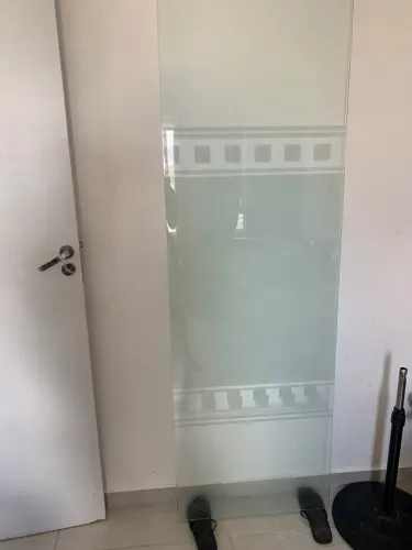 VENDO VIDRO PARA BOX COM ALGUNS UTENSÍLIOS