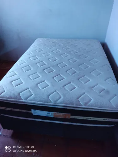 Cama casal com marcas de uso