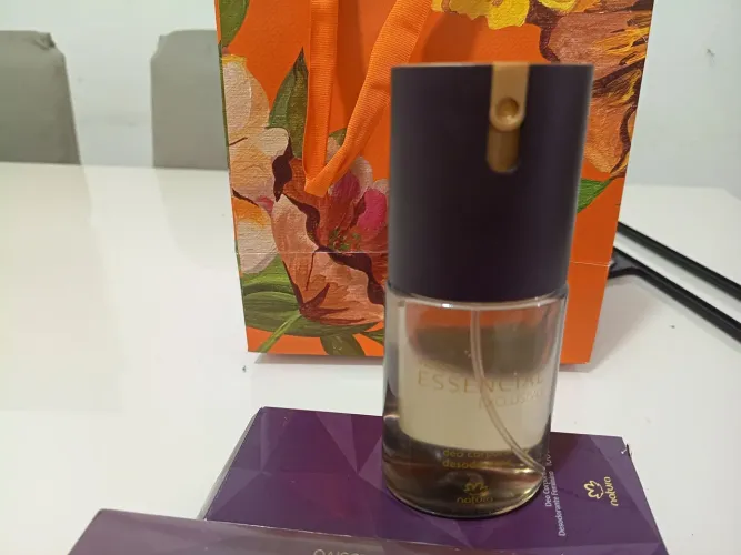 Perfume, hidratante corporal e desodorante corporal 