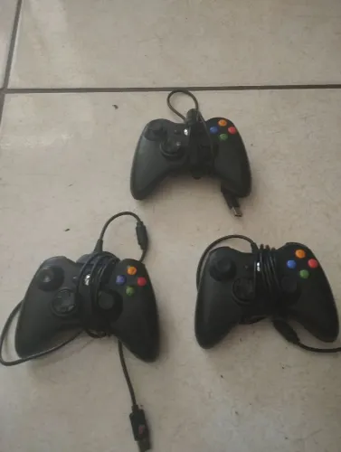 1 controle original de Xbox 360 e 2 paralelos 