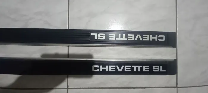 Borrachao aplique lateral do chevette SL 1985 entre outros anos a frente.
