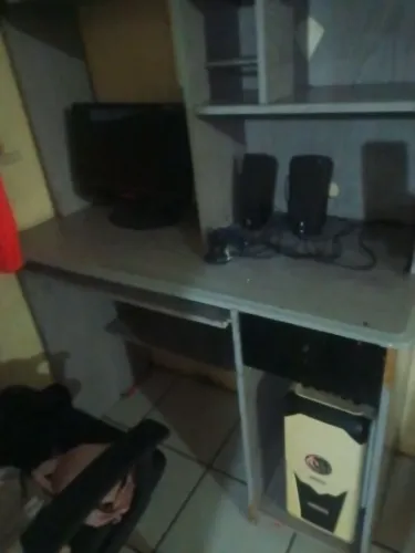 Vendo mesa de computador com monitor teclado mause caixa de som 