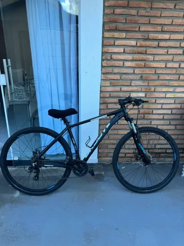 Bicicleta Groove Hype 10 21v MD aro 29 Preto/Branco Qdro 17