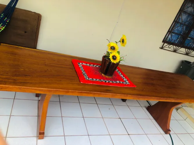 Mesa de madeira maciça com 2 bancos