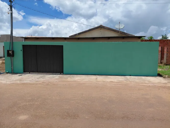 Vendo uma casa e um ponto comercial.