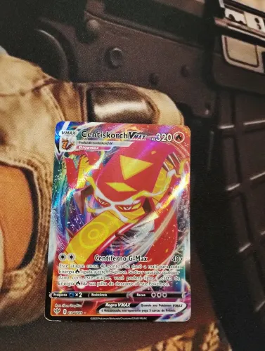 Carta Pokémon centiskorch vmax em um bom estado