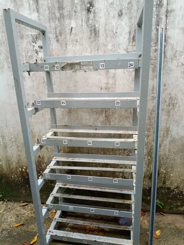 Estante de ferro 