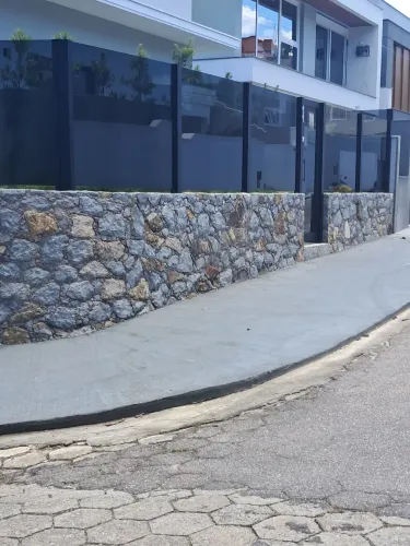 muro de contenções pedra e outros.
