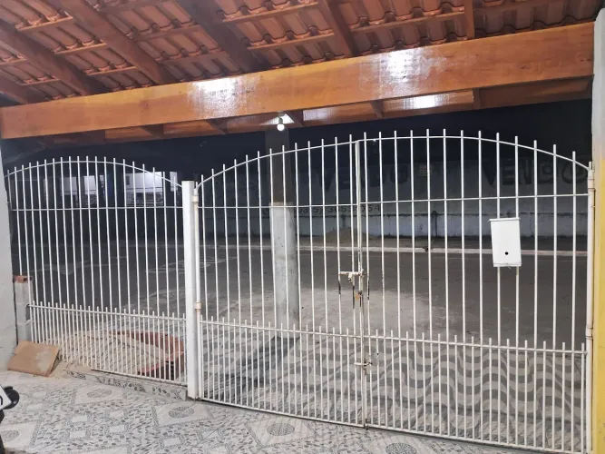 Vendo uma grade de 6 metros sendo parte dela um portão de 2,80 metros, altura 2,10