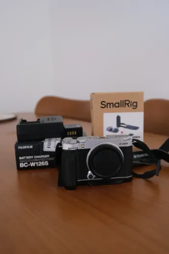 Fujifilm X-M5 prata + grip SmallRig + bateria extra original + carregador, super nova