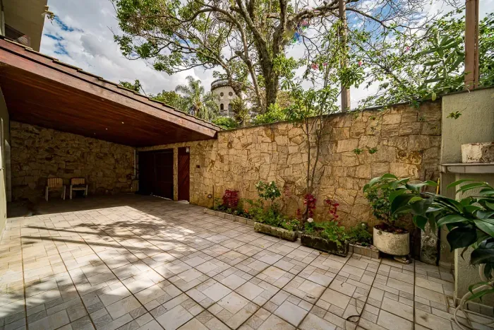 Sobrado com 407 m² na Vila Romana com 4 dormitórios, 5 vagas, piscina em rua residencial!