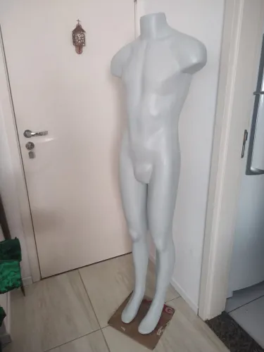 Manequim masculino semi novo