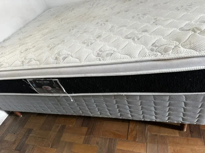 Cama e colchão de casal