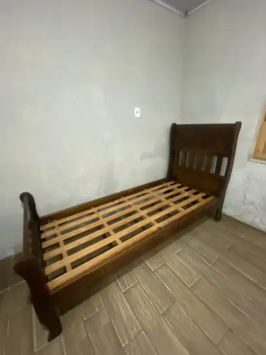 Cama de solteiro madeira nobre