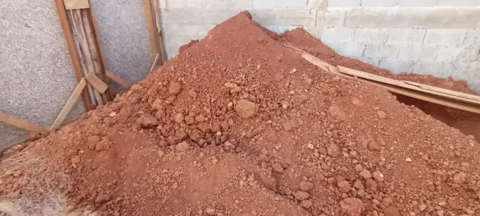 Terra vermelha limpa de boa qualidade sem entulho para aterro, jardinagem e paisagismo