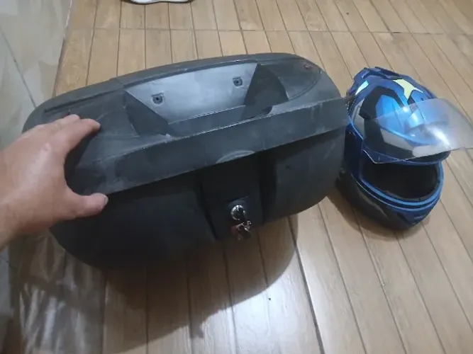 Vendo os dois, baú e capacete.
