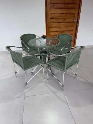 Conjunto de Área com 4 cadeiras e mesa de centro