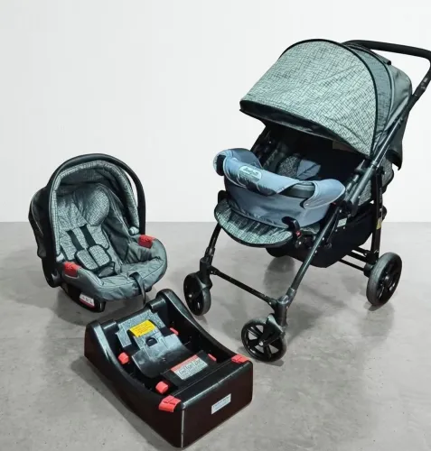 Carrinho de Bebê com Bebê Conforto e Base pra carro 