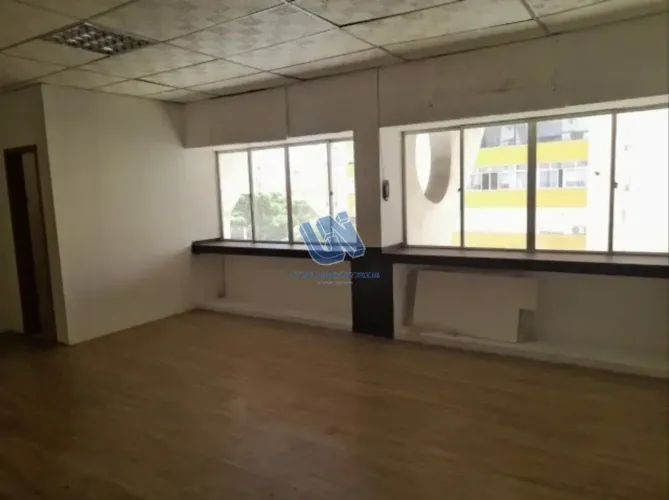 Sala comercial com banheiro privativo 128m2 no Costa Azul