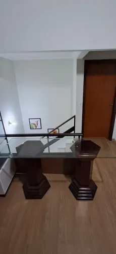 Aparador de vidro com bases de madeira