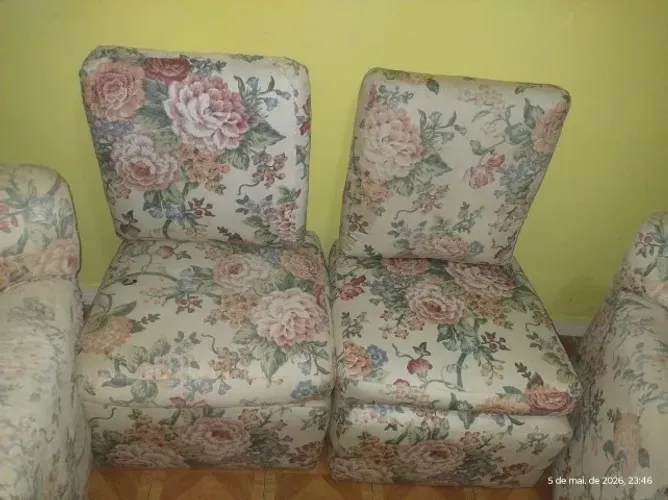 poltrona decorativa,2 puffs e 4 almofadas estampa floral usados.