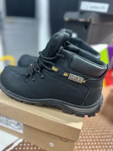 Bota Caterpillar nova Tamanho 40 R$ 85,00