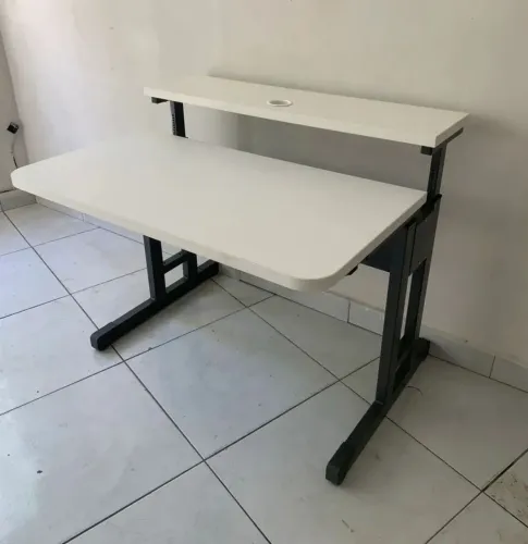 Mesa de computador ergonômica 
