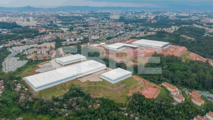 Logística estratégica na divisa com São Paulo, com acesso rápido ao Rodoanel e à Régis Bit
