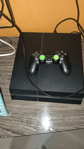 Ps4 semi novo com controle original e cabo de carregar