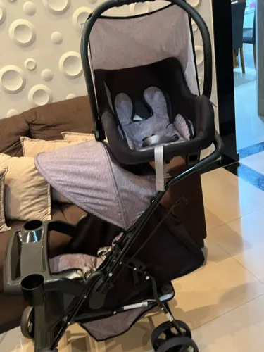 Carrinho com bebê conforto 