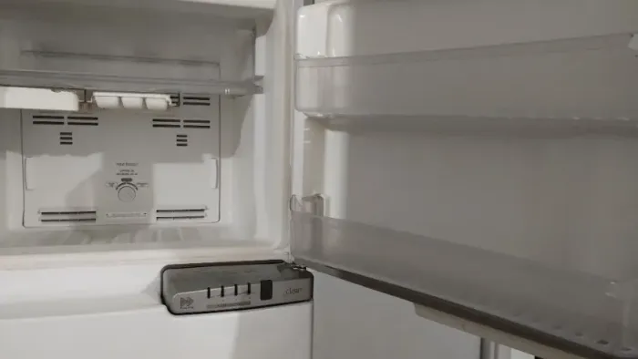Geladeira brastemp 375 LT pra ajeita só gela em cima embaixo tá frio