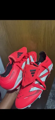 ? CHUTEIRA ADIDAS PREDATOR - TAMANHO 41
