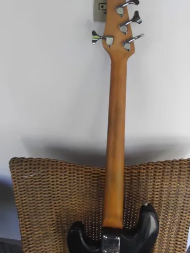 Baixo 5 cordas Washburn Precision Lyon series