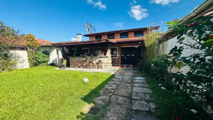 Ótima casa com 3 dormitórios, mezanino e espaço gourmet, na praia do Lázaro em Ubatuba!