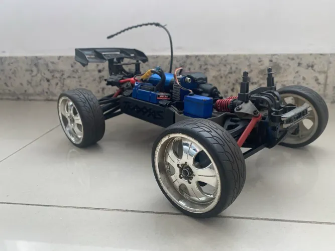 Automodelo traxxas E-revo 1/16 revinho