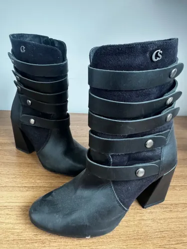 Bota Camen Steffens preta linda!!