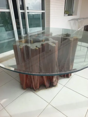 MESA DE VIDRO COM TRONCO DE MADEIRA,COM PEQUENAS AVARIAS NO PE DO TRONCO